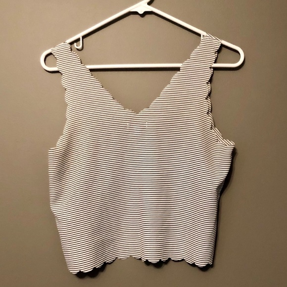 Women’s striped crop top with scallop edges - Picture 2 of 2